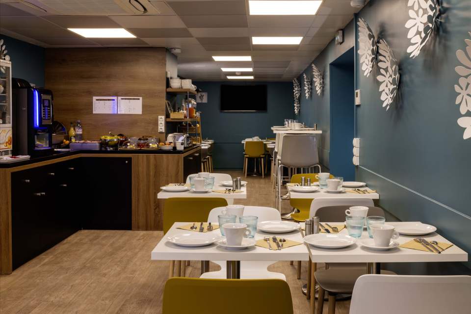 petit-déjeuner dans l'Hôtel Montparnasse Alésia, Chambres avec Vue sur la Tour Eiffel près de la Place Denfert Rochereau